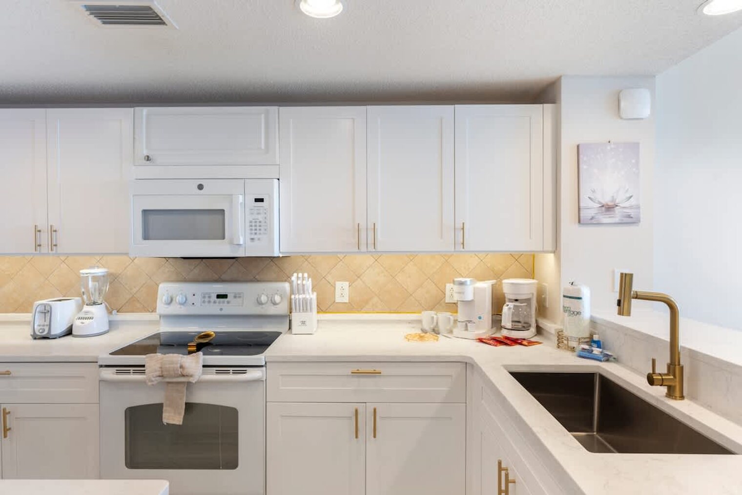 Building Photo - 10811 Front Beach Rd