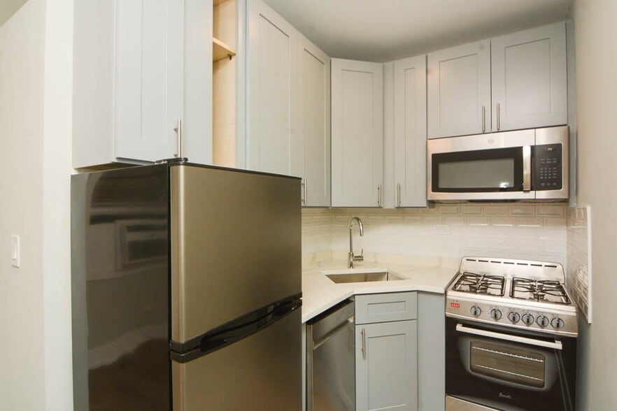 Building Photo - 553 W Belmont Ave