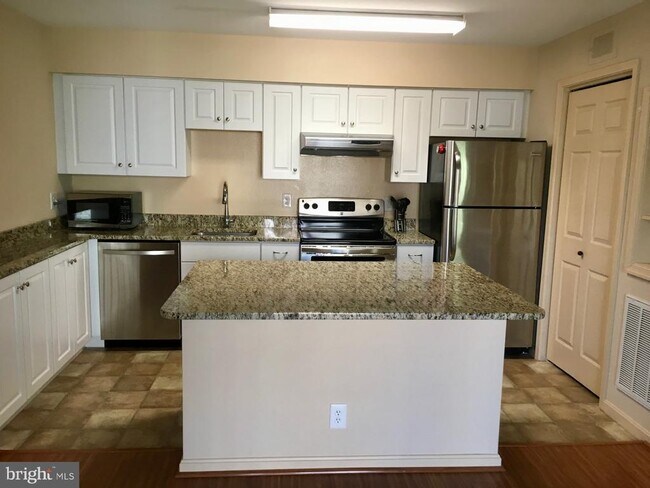 Building Photo - 3306 Wyndham Cir