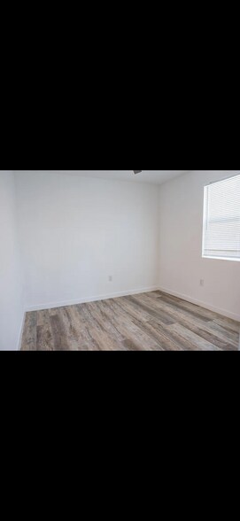 Building Photo - 8921 Cottonwood Ave