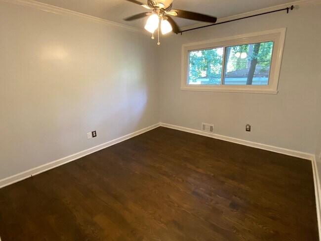 Building Photo - Amazing in town ranch awaits you!