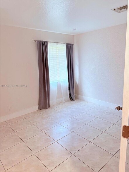 Building Photo - 824 SW 12th Ct