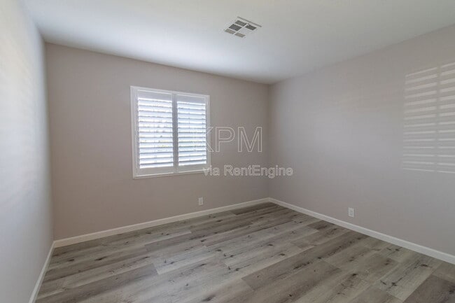 Building Photo - 218 E Longview Ave