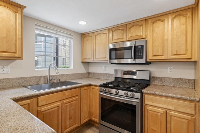 Building Photo - Spacious 3-Bedroom Townhome in Orangethorp...