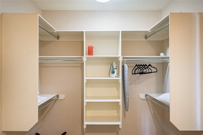 Building Photo - 212 SE A St