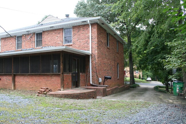 Building Photo - Live at the Center of Modern Conveniences ...