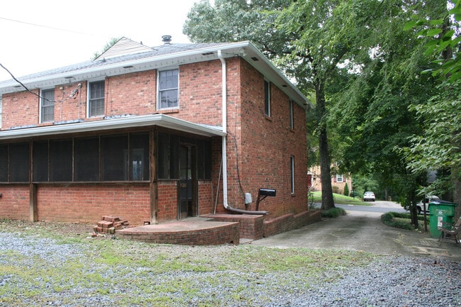 Building Photo - Live at the Center of Modern Conveniences & Entertainment.(500.00 off first full months rent)