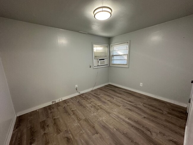 Building Photo - 3 Bedroom 1 Bath Home With A Huge Living R...