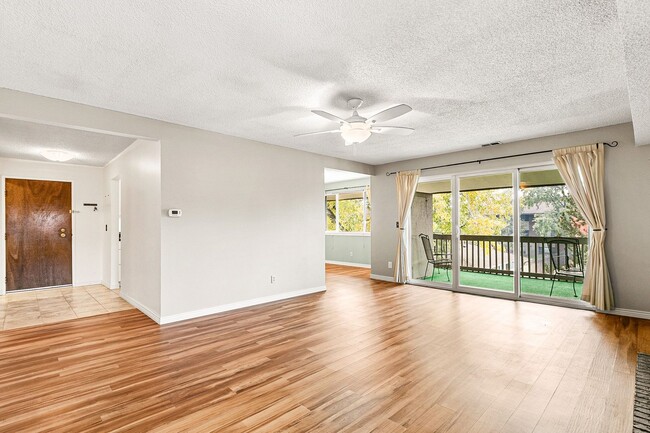 Building Photo - Remodeled 2B/2B East Boulder Apartment w/ ...