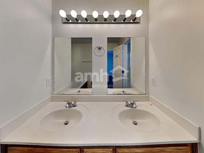 Building Photo - 204 Creekwood Dr