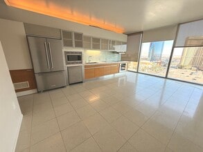 Building Photo - Spacious 10th Floor Studio at The Veer Towers!!