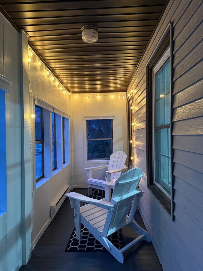 Building Photo - Walk to the Waterfront!|2BR Single-Family with Private Yard!