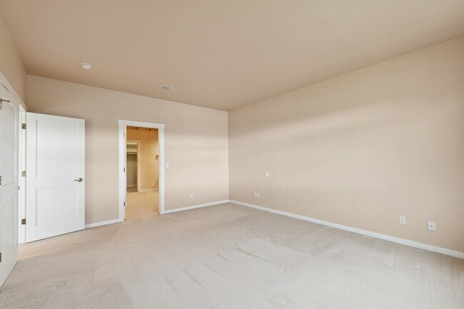 Building Photo - Wonderful Townhome On Eagle Bend Golf Course!