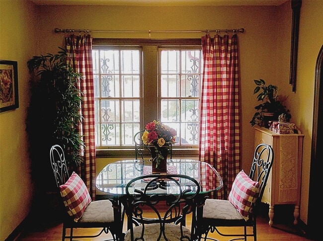 Building Photo - 704 Sue St