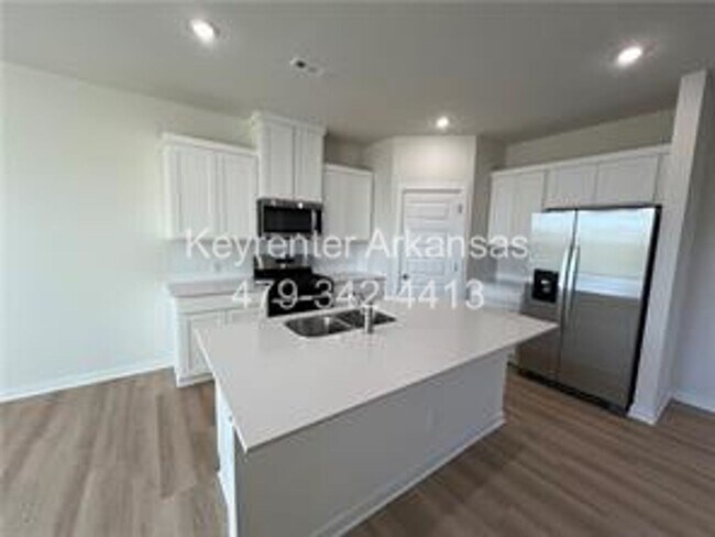 Building Photo - Amazing 3 Bedroom - 3.5 Bathroom in Fayetteville!