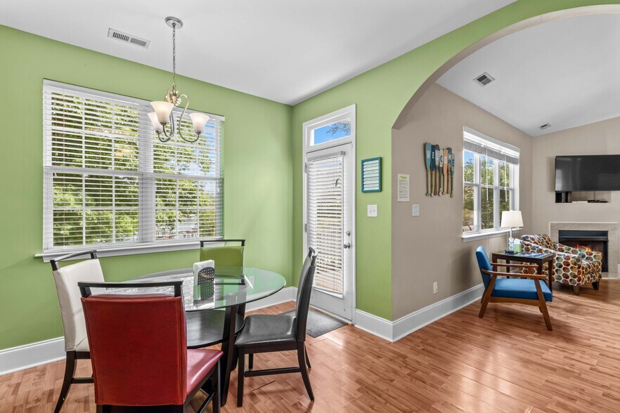 Building Photo - 7228 Lynbrook Cir