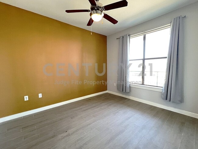 Building Photo - Well-Maintained 2/2 Condo Just a Short Walk From SMU!