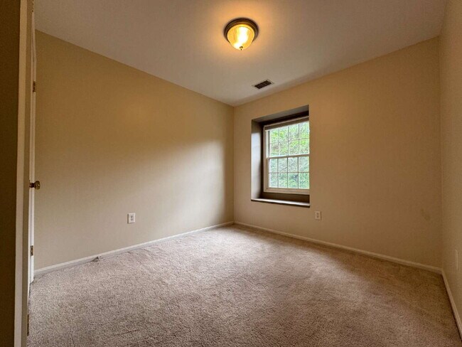 Building Photo - Delightful End-Unit Townhome in Courts of ...