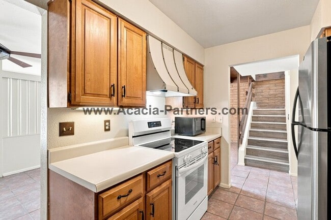 Building Photo - Spacious Three Bedroom/Three Bath Townhome