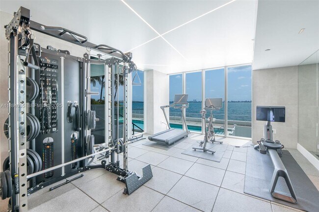 Building Photo - 700 NE 25th St