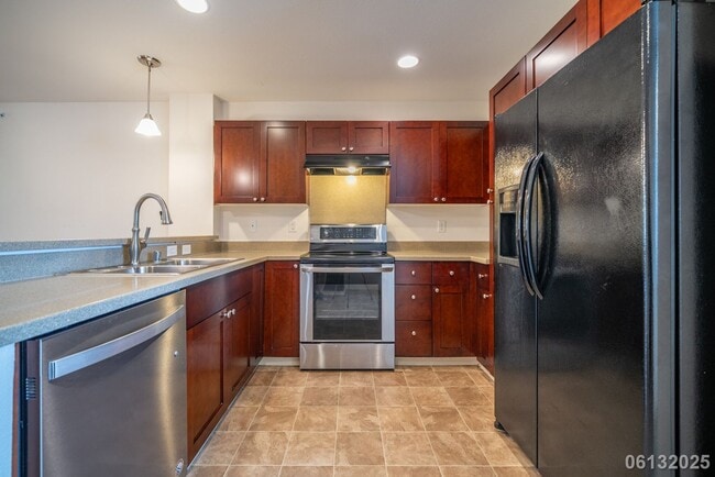 Building Photo - Available for move in on 7/8/25.   2 bedro...