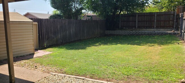 Building Photo - Central Roseville -Duplex 1 Bed, 1 Bath Duplex Large Fenced Yard, Gardener Included - No Laundry ...