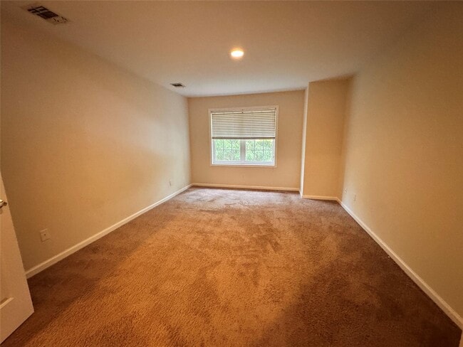Building Photo - 854 Verona Dr