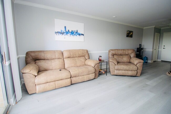 Building Photo - Upscale 1BR/1BA Condo with Balcony & City ...