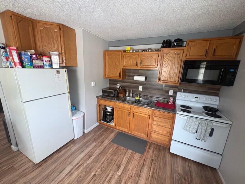 Building Photo - 311 Railroad St