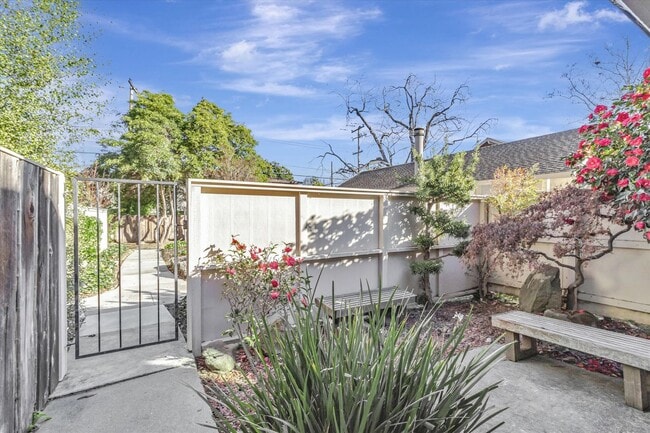 Building Photo - Charming 2 Bed 2 Bath Sunnyvale Condo with Vaulted Ceilings and Patio