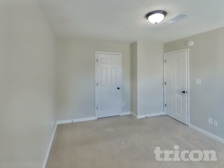 Building Photo - 2701 Riverbend Dr