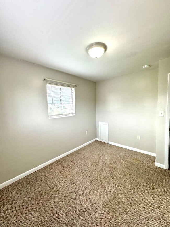 Building Photo - Charming 3 Bedroom Townhouse in New Market