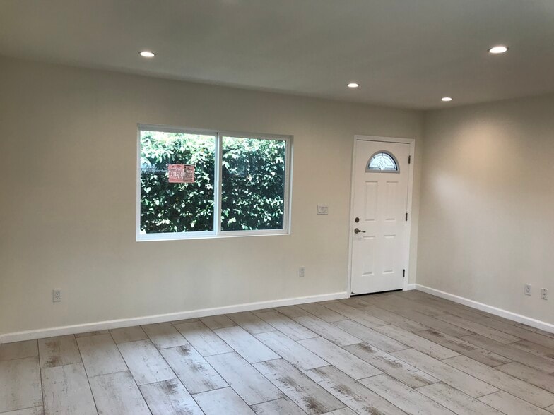 Building Photo - 10166 Petit Ave