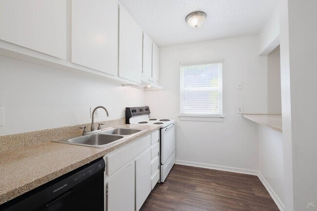 Building Photo - NEW 1x1!  Fantastic Emory area location - ...
