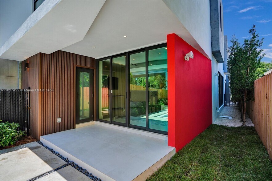 Building Photo - 3645 SW 1st Ave
