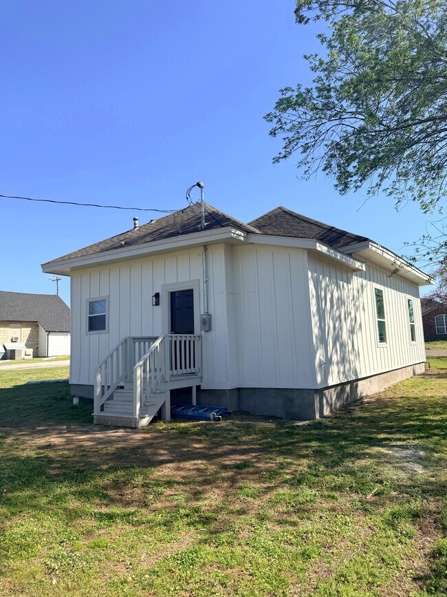 Building Photo - 1131 E Moman Ave