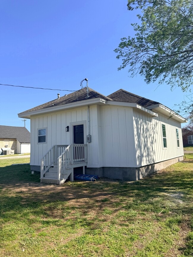 Building Photo - 1139 E Moman Ave