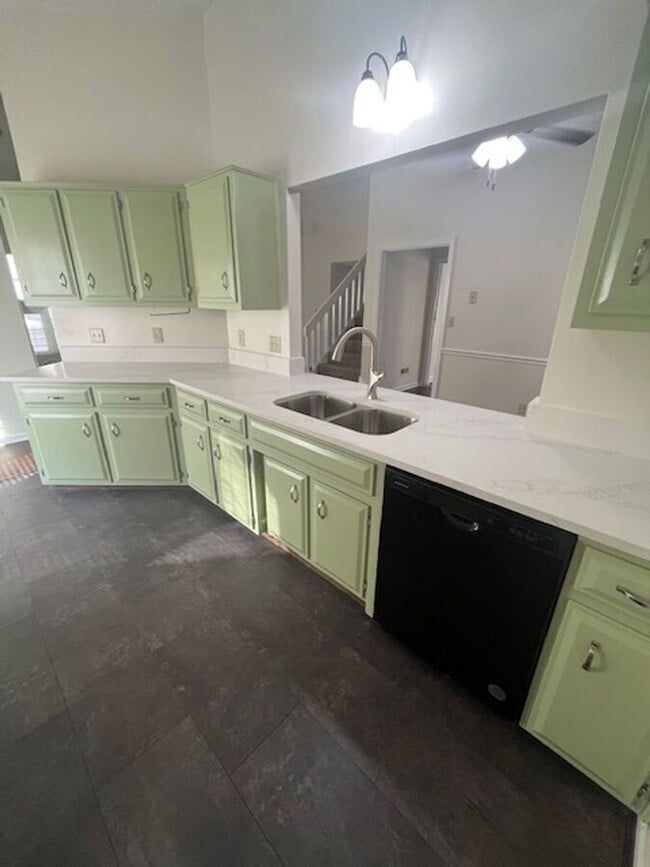 Building Photo - 100 Coconut Grove Dr