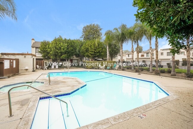 Building Photo - Lovely Updated 2 Bedroom Gated Townhome in Cypress