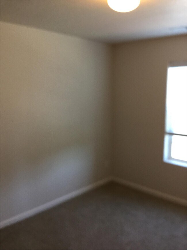 Building Photo - 3395 SE Meadowview Way
