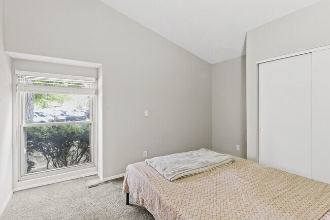 Building Photo - 2304 Melrose Dr