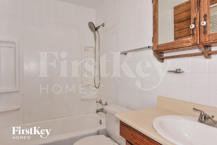 Building Photo - 2440 Cherry Ln