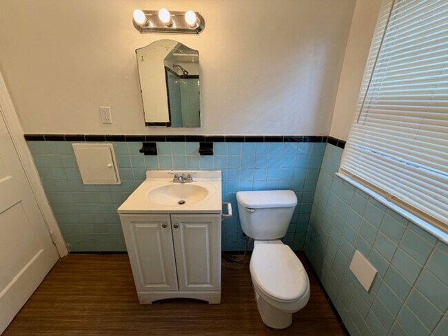 Building Photo - 3 Bedroom 1 Bath Welcome Section 8 Call 313-429-3244 Kpm Detroit