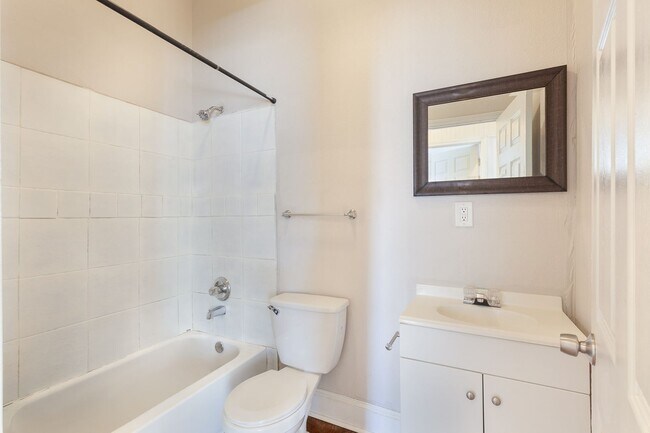 Building Photo - Spacious 3bd/2ba Bungelow w/ Rear Deck and Large Backyard!