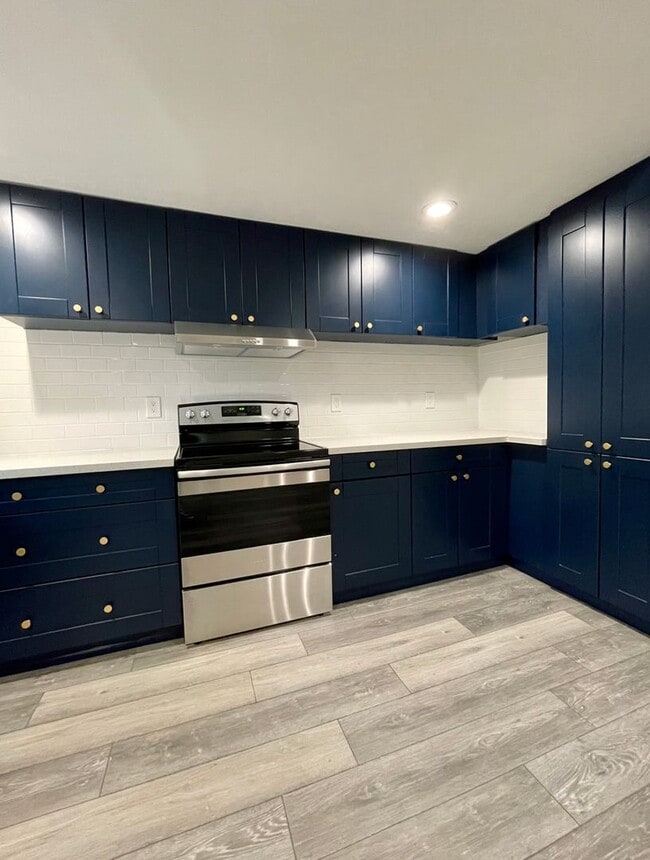 Building Photo - Stunning Mid Century Modern Cottage In Mill Park Neighborhood~  Large Yard w/ Privacy Fence~ Wash...