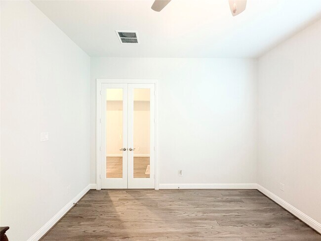 Building Photo - 6610 Lake Oasis Dr
