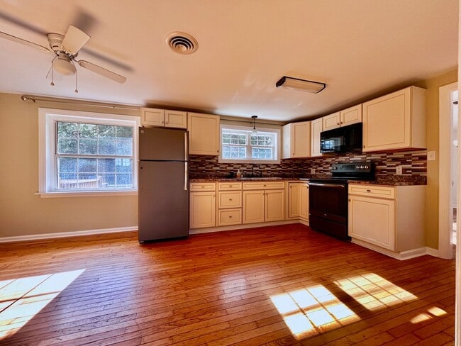 Building Photo - AVAILABLE NOW! 3 Bedrooms/1 1/2 Bath with Double living room space.