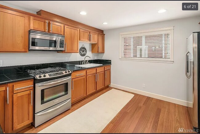 Building Photo - Modern 3Bed/3Bath Townhouse in Seattle - $3,500!!