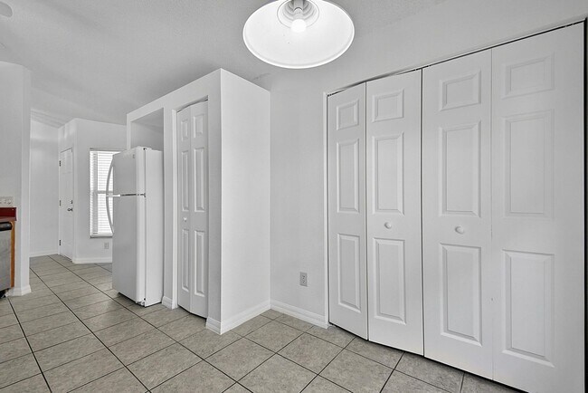 Building Photo - 15 Renmont Ct