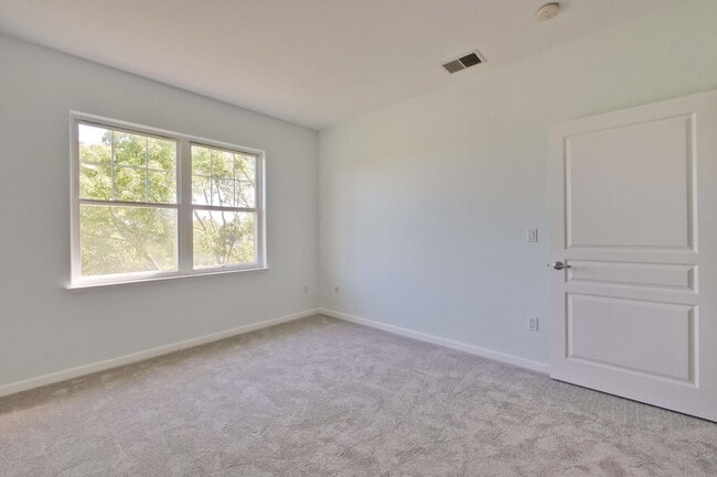 Building Photo - Excellent 2 Bed 2 Bath Condo - Completely Remodeled!